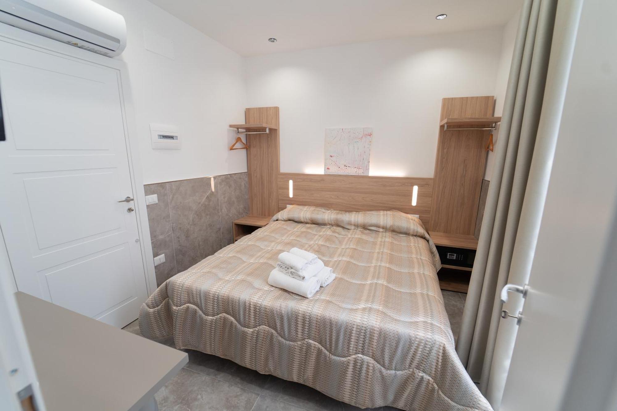 Toledo H, Naples Historical Center, By Clapa Group Hotel Room photo